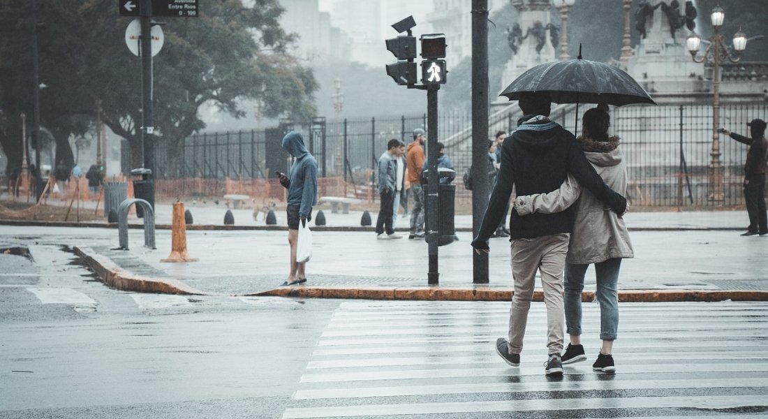 वर्षाको पानीमा रुझ्दा देखिने स्वास्थ्य समस्या र बच्ने उपायहरु वर्षाको पानीमा रुझ्दा देखिने स्वास्थ्य समस्या र बच्ने उपायहरु